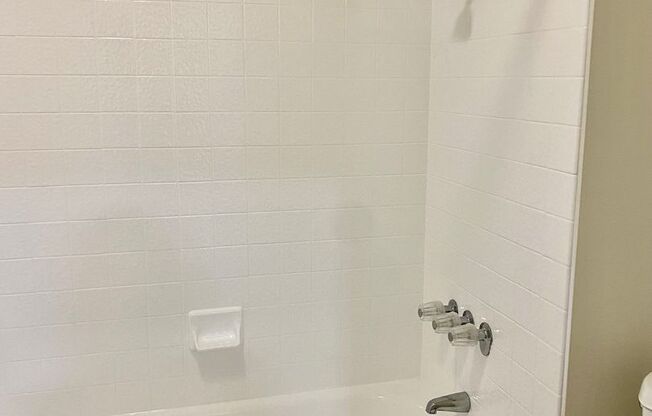 2 beds, 1 bath, 900 sqft, $2,300, Unit 8324-31