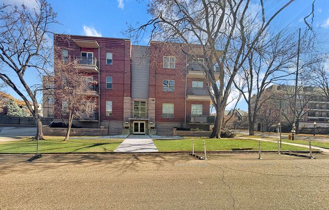 $0 DEPOSIT OPTION. 2 BED / 2BATH MODERN CAPITOL HILL CONDO WITH STUNNING VIEWS