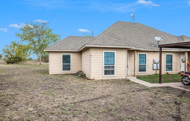 Beautifully Crafted 3 bed 2 bath duplex located in Weatherford, Tx.