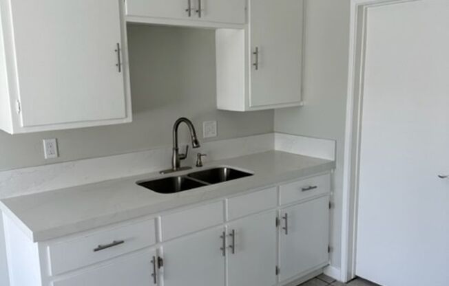 CHARMING 1 BEDROOM 1 BATH IN LONG BEACH