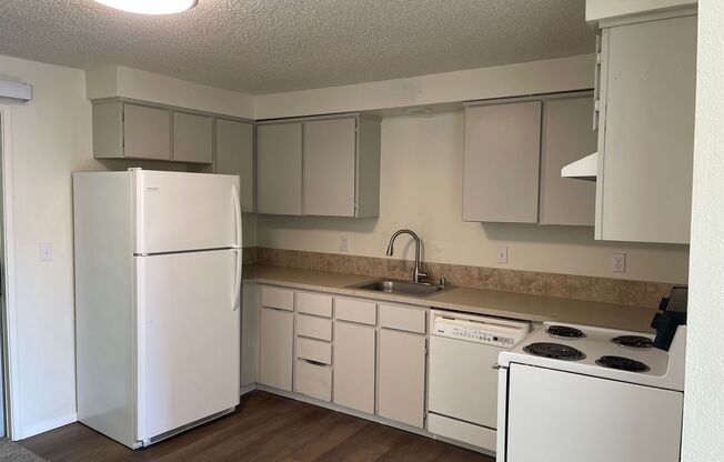 2 beds, 1 bath, 750 sqft, $1,275, Unit I