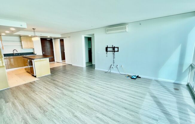 LUXURY DOWNTOWN PENTHOUSE w/ PANORAMIC VIEWS! 2 BED 2 BATH 2 PARKING