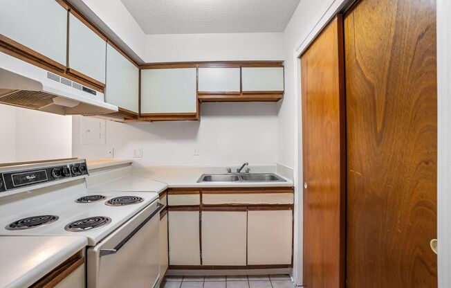 Studio, 1 bath, 520 sqft, $1,075, Unit 009