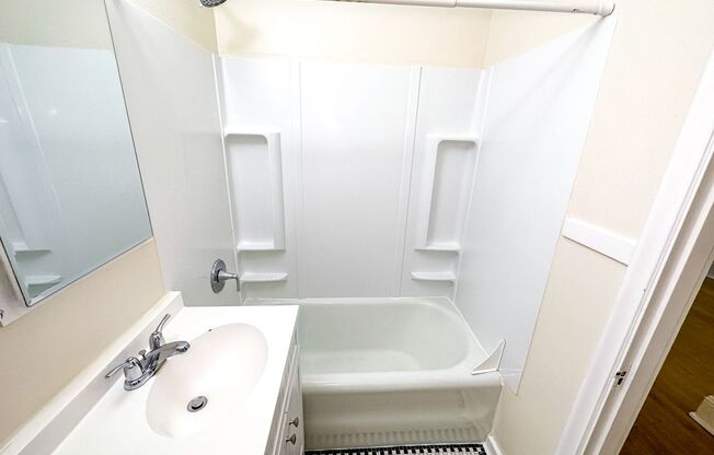Studio, 1 bath, 365 sqft, $1,095, Unit 106