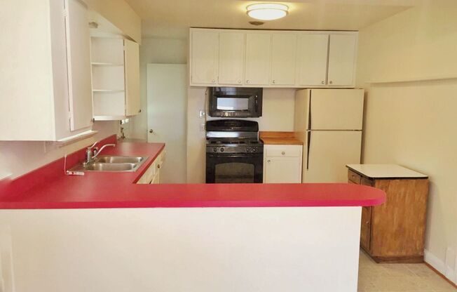 3 beds, 2 baths, $3,300