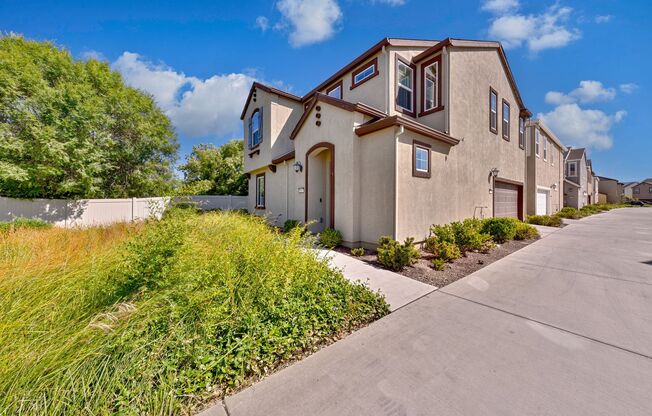 Modern 4B-Bed Home Walking Distance from Parks and Recreation