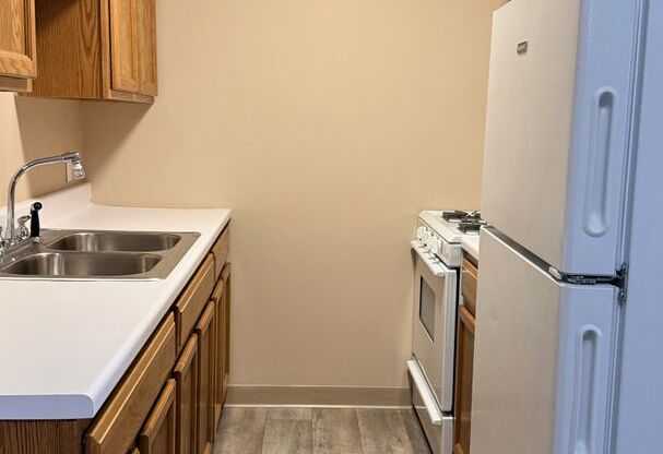 2 beds, 1 bath, 880 sqft, $795