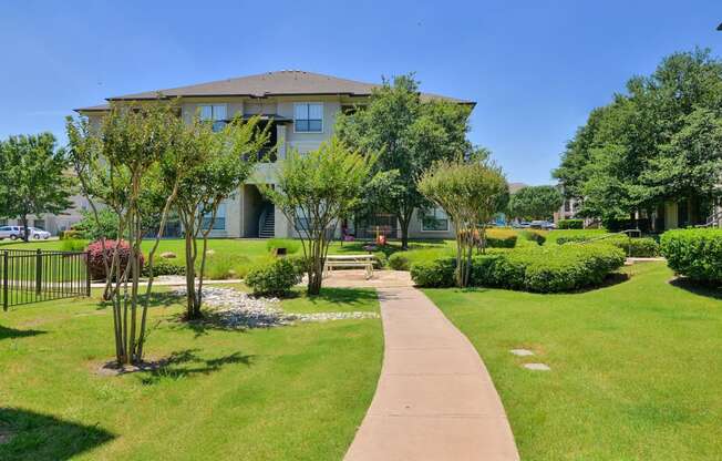 Cypress Lake at Stonebriar in Frisco, TX has walking paths throughout the community surrounded by lush greenery!