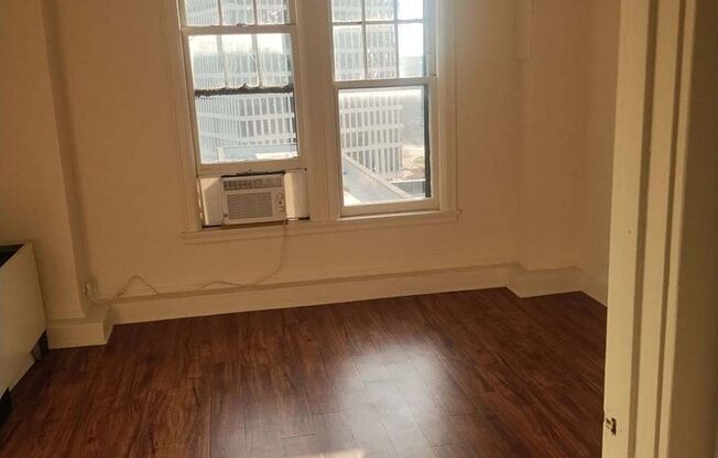 1 bed, 1 bath, 600 sqft, $1,300, Unit 537