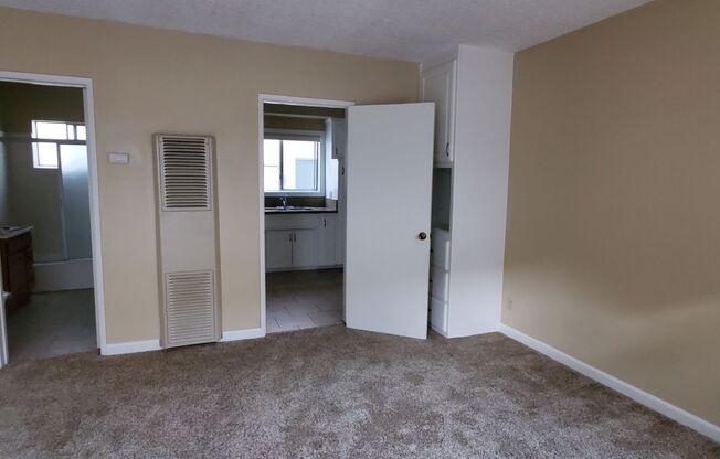 Studio, 1 bath, 366 sqft, $1,325, Unit 04