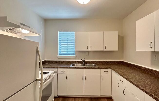 2 beds, 1 bath, $895, Unit MA9136