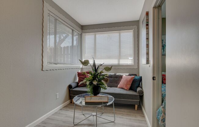 Cozy 2-Bedroom Unit in Prime Las Vegas Location