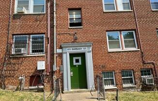 811 BARNABY ST SE