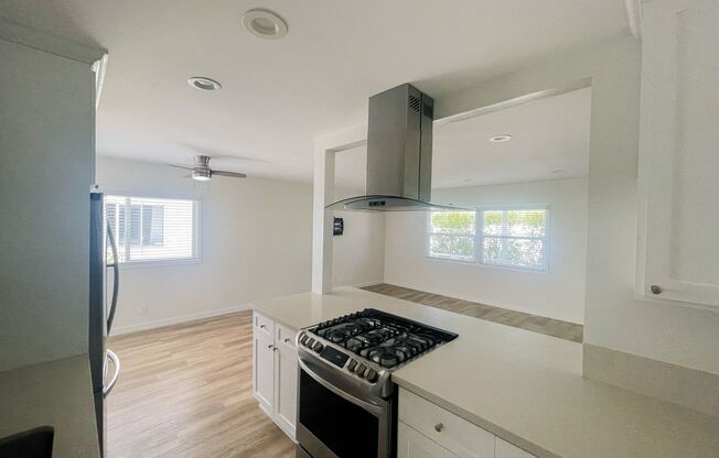 Modern 1-Bedroom in Prime Manhattan Beach – In-Unit Laundry & Parking Included!