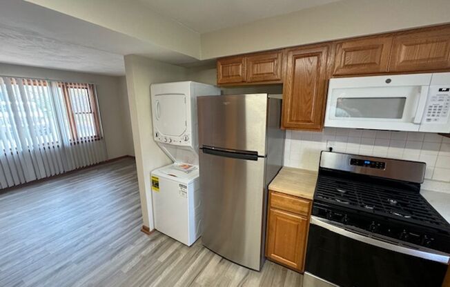 2 beds, 1 bath, 910 sqft, $975, Unit B 16