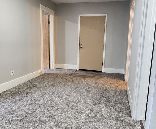 1 bed, 1 bath, 460 sqft, $1,050, Unit 211