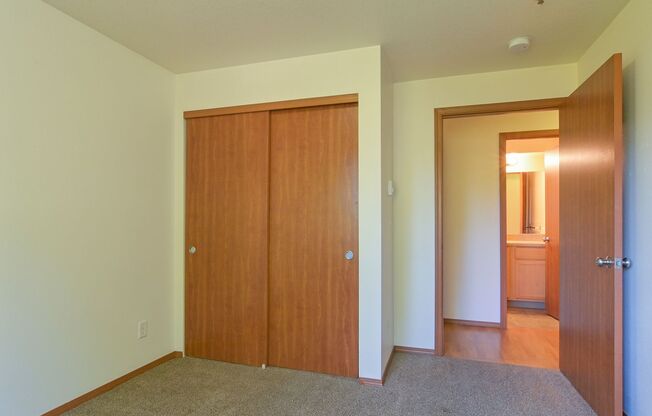 3 beds, 2 baths, $2,400, Unit 208