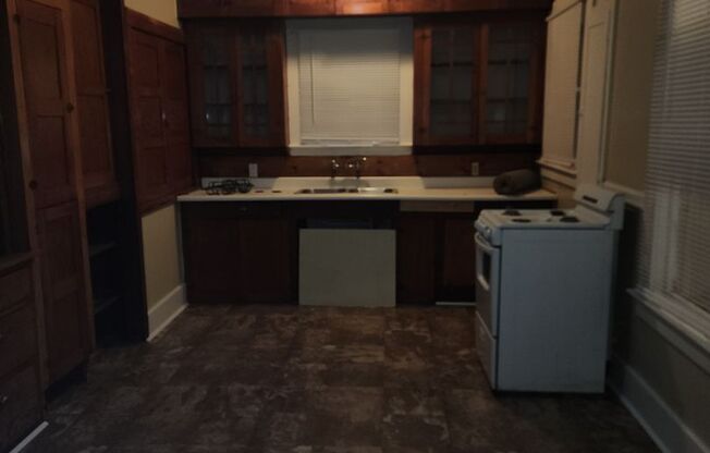 3 beds, 1 bath, $1,750, Unit 1