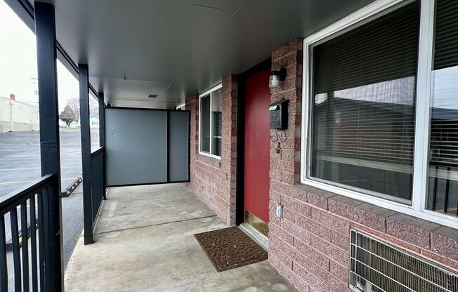 1 bed, 1 bath, $950, Unit R