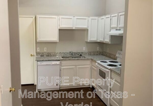 3 beds, 2 baths, 1,300 sqft, $1,795