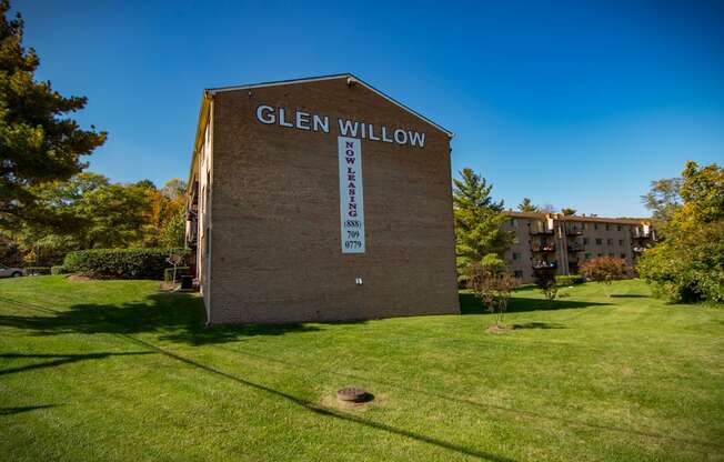 Glen Willow Apartments Building Signage 26