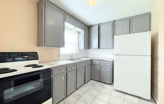 3 beds, 1 bath, $1,075