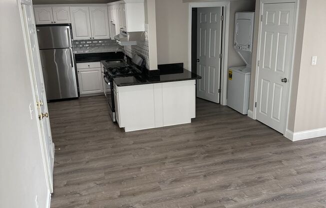 2 beds, 1 bath, 680 sqft, $2,425, Unit 21-27