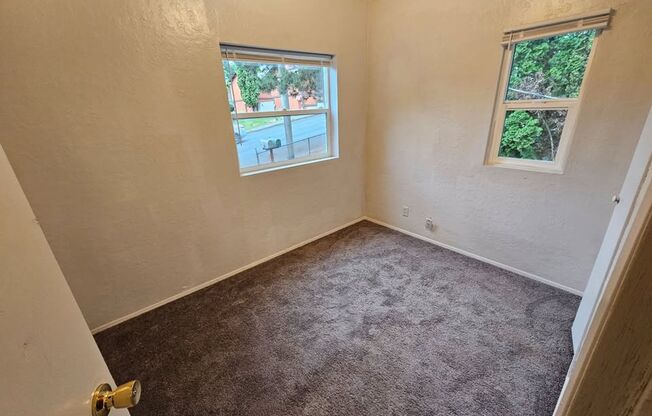 2 bedroom with fully fenced yard in bremerton, close to everything