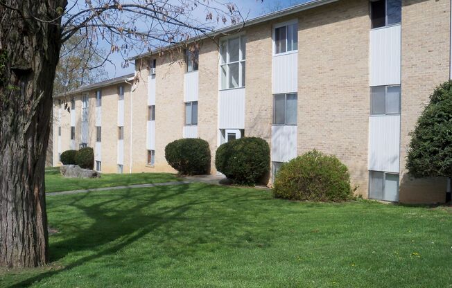 2 beds, 1 bath, 903 sqft, $1,170, Unit J-5