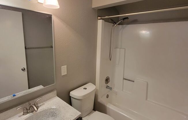 2 beds, 1 bath, $925, Unit 501