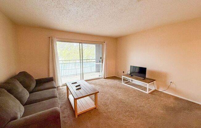 2 beds, 2 baths, $1,400, Unit Unit 924