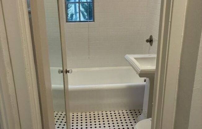 Studio, 1 bath, 425 sqft, $1,425, Unit 18
