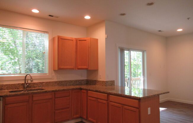 Light and Bright 3 bedroom 2.5 bath Townhome in Renton