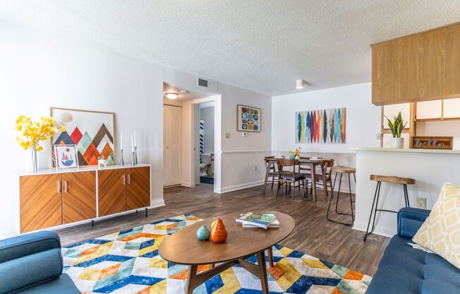 2 beds, 2 baths, 923 sqft, $1,375, Unit 484-1707