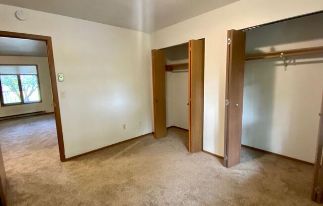 2 beds, 1 bath, $825, Unit 6