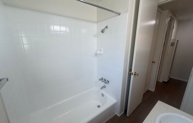 2 beds, 1 bath, 806 sqft, $2,540, Unit 5041A