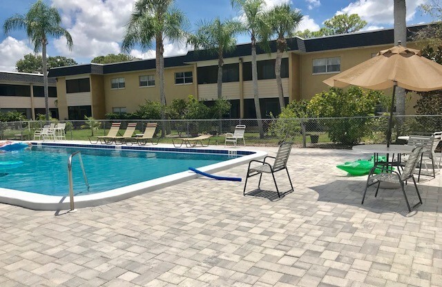 1/1 WITH BALCONY - CLOSE TO SHOPPING/COLLEGES/BEACHES