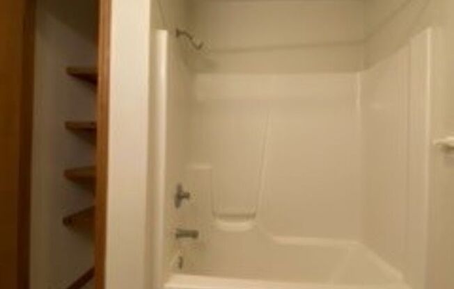 2 beds, 1 bath, $895, Unit APT. 3