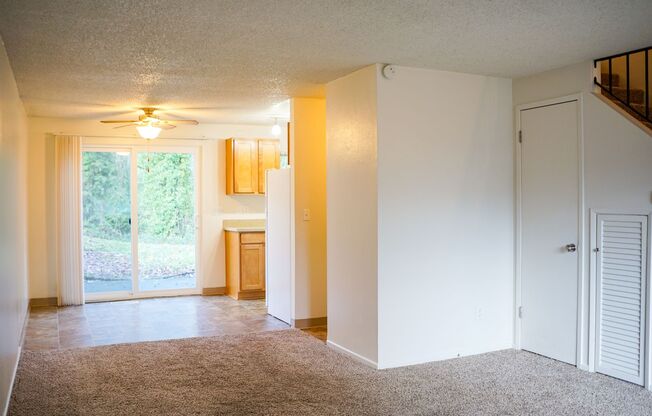 Make Yourself at HOME in this Contemporary West Linn Townhouse!