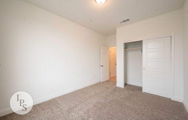 2022 South/East Fresno Home, 4BR/2BA - Lots of Amenities!