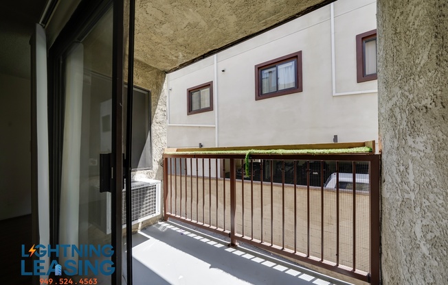 6827 WHITSETT AVE