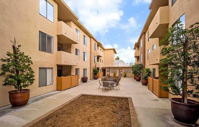 Community Area at Los Robles Apartments, Pasadena, 91101