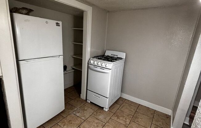 2 beds, 1 bath, $1,150, Unit 3411 Unit 2