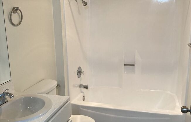 2 beds, 1 bath, 865 sqft, $2,500, Unit A-7