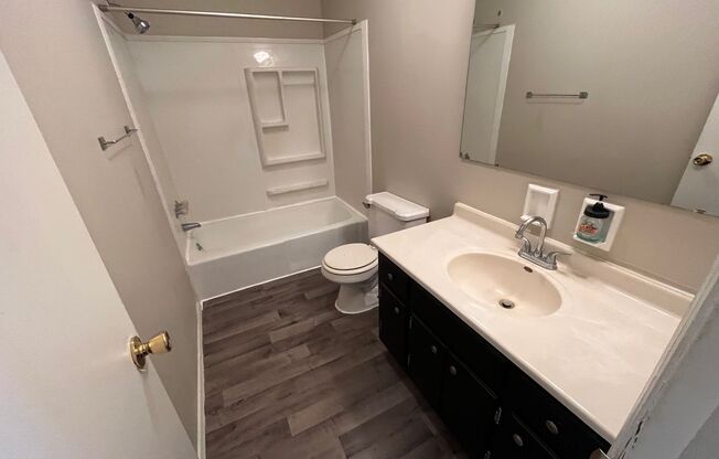 2 beds, 1 bath, 774 sqft, $940, Unit B11