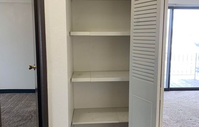 2 beds, 1 bath, $825, Unit 1502-23