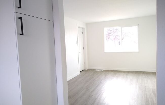 2 beds, 1 bath, $1,875, Unit 5210 Carr St