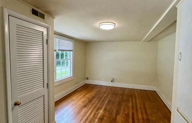 2 bedroom unit next to Merritt's and close to UNC campus (for immediate move in)