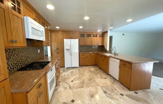 Gorgeous Bonita  home with a pool