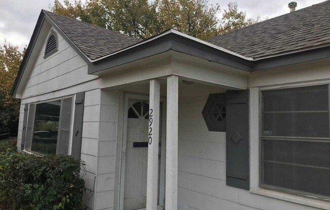 3 bed, 1 bath home for rent near north May and Wilshire Blvd. New paint and carpet!